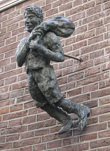 903000 Afbeelding van een hangend bronzen beeldje van een zakkendrager in de Zakkendragerssteeg te Utrecht, dat ...